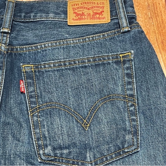 Denim Levi’s skirt - Picture 2 of 6